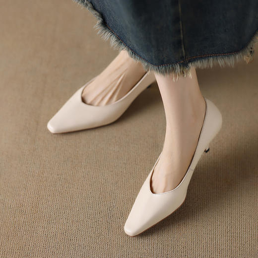 【预售5天】新款简约头层小牛皮尖头浅口单鞋三色通勤职业女鞋DMJFG&82659F 商品图2