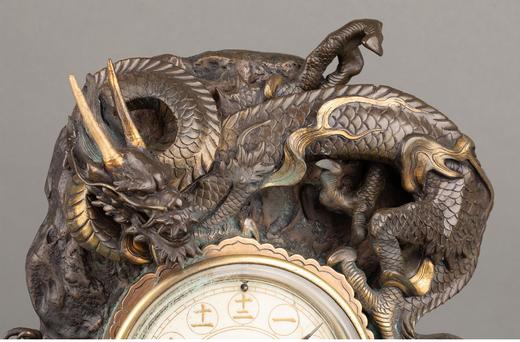 独角鹿西洋古董日本明治时期卷叶纹硬木精雕底座装饰东方盘龙主题镀金铜雕座钟古董钟表 商品图4