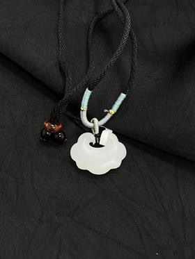 【于田产和田玉95料羊脂白平安锁】25*19，5克，出证书，发货1~5天，48小时鉴赏期