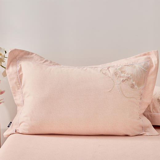 多喜爱 全棉磨毛床上用品四件套 {纹本无界系列}秋日暖意/格列尔特/玫瑰忆梦hl 【新疆棉磨毛】【柔暖触肤】【精美礼盒】【精致刺绣】温暖舒适 手感细腻 商品图8