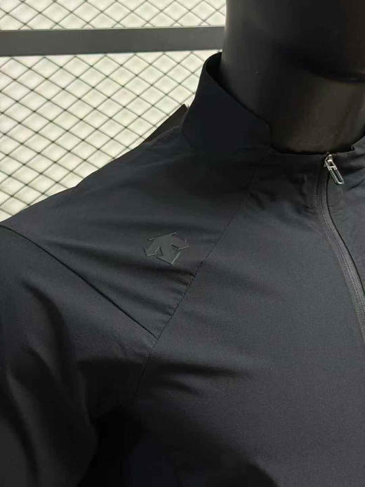 原单正品迪桑特 黑标 TRAINING系列秋季男士梭织上衣|专注运动，亦伴日常
尺码： M L XL XXL XXXL
原价1990 商品图1