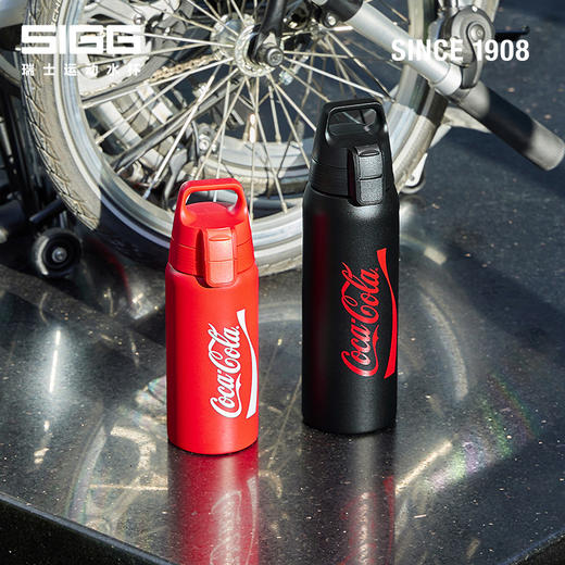 【可口可乐联名款】SIGG 律动系列一键开合保温杯，500ML/700ML两款规格，红黑两色可选；304不锈钢材质，杯盖放喷溅设计；单手开合操作，环形提手，轻松便携 商品图7