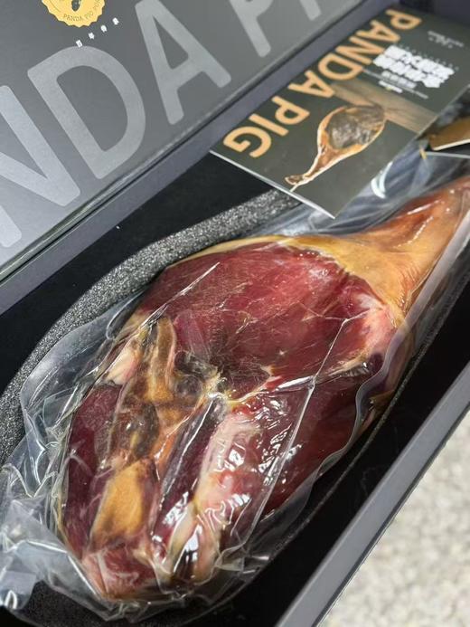 熊猫猪猪®金华两头乌火腿！送礼倍儿有面！给两头乌足够的生长周期，让火腿在时光里慢慢发酵。18个月的等待，只为你咬下时那一声‘果然不负期待’。” 商品图1