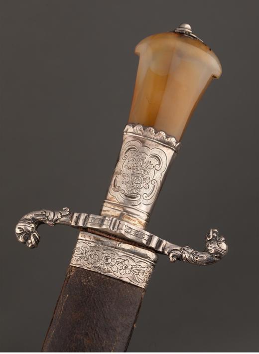 独角鹿西洋古董英国出品皮革刀鞘犬首花卉主题纯银精雕嵌玛瑙刀柄装饰卷叶纹镀金钢制刀刃狩猎弯刀【未开刃】 商品图3
