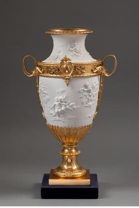 独角鹿西洋古董法国出品花叶纹铜鎏金精雕装饰神话小天使主题素胎瓷浮雕双耳花瓶一对