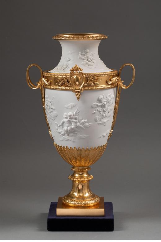 独角鹿西洋古董法国出品花叶纹铜鎏金精雕装饰神话小天使主题素胎瓷浮雕双耳花瓶一对 商品图0