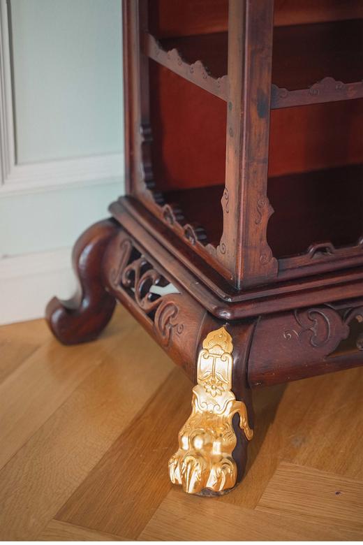 独角鹿西洋古董 法国出品VIARDOT东方风格瑞兽主题铜鎏金精雕装饰卷叶回纹梧桐木精雕多宝阁式展柜 商品图5