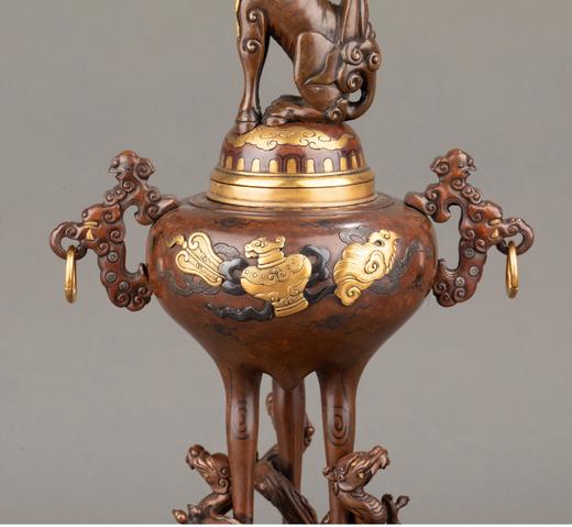 日本回流 日本明治时期出品祥云瑞兽主题镀金银精雕装饰麒麟顶盖及盘龙三足底座赤铜香炉一对 商品图3