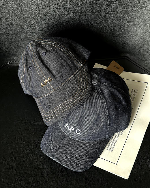 现货 THS-无  APC家 源尾必入 丹宁牛仔外套QF093+简约通勤牛仔包 CQ1414 棒球帽 CN211 商品图11