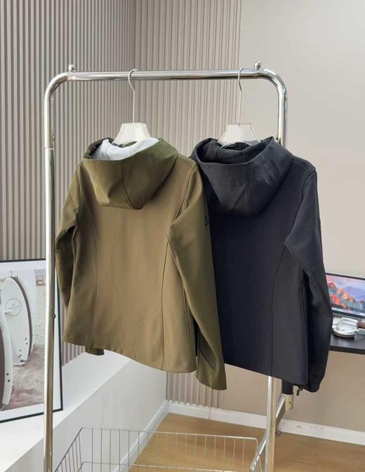 点此购买 凯乐石秋季女士户外活动抗风防泼水轻便耐磨冲锋衣外套 fc 329954 商品图1