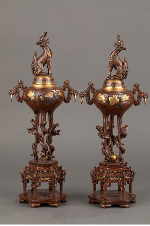 日本回流 日本明治时期出品祥云瑞兽主题镀金银精雕装饰麒麟顶盖及盘龙三足底座赤铜香炉一对 商品图0