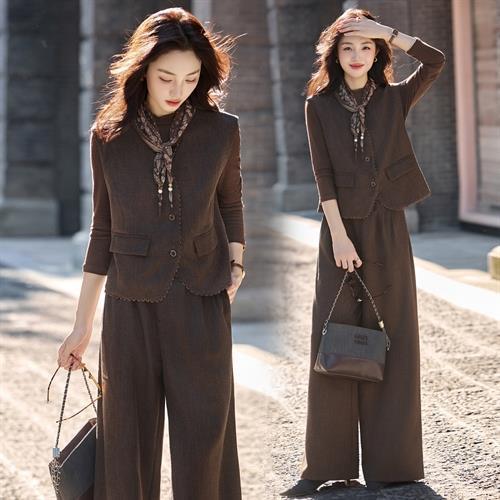 2025年秋季新款优雅大气减龄潮搭配围巾四件套装AQHUI8116 商品图2