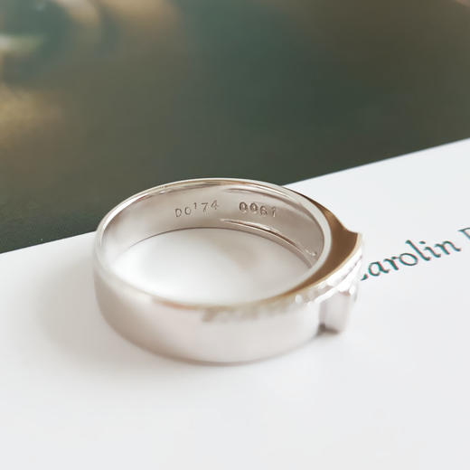 【天然正品】AU750白金简约时尚宽版0.174克拉钻石戒指300825NJS44 现售价：3180 商品图8