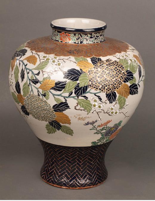 独角鹿西洋古董1900年代日本明治时期出品岛津家丸十字家徽款祥瑞花叶纹描金彩绘萨摩烧花瓶 商品图0