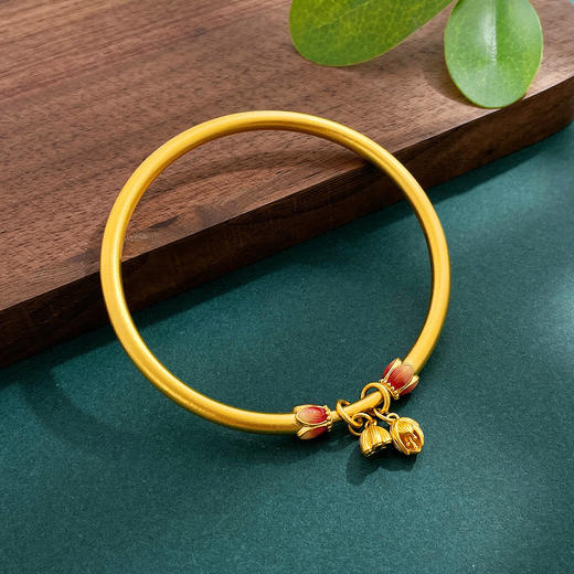 【限时克减150元】足金999 #复古风 #低温珐琅 #两世欢 古法空心固口手镯好运莲莲莲花莲蓬吊饰圆管手镯(YQGFSZ00521))预售产品下单后不退款不退货不换货不补差价 商品图3