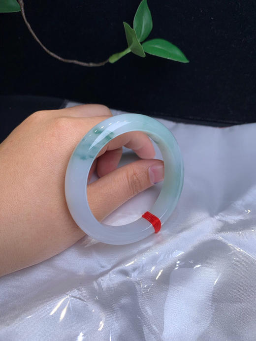 620737，52.6 飘花正圈手镯，11.9-8.8mm，牛奶白飘花镯子，腕间的山水。每一次转动手腕，犹如一抹游走的山水诗话 商品图4