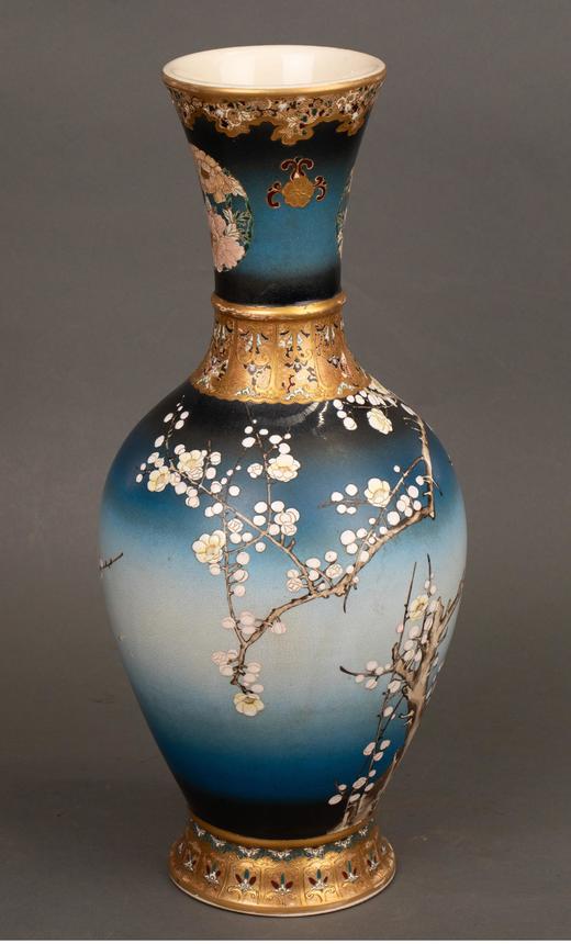 独角鹿西洋古董1900年代日本明治时期出品京都錦光山制款梅花牡丹纹主题蓝地描金彩绘萨摩烧花瓶一对 商品图1