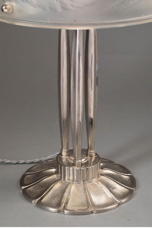 独角鹿西洋古董法国顶级水晶工坊莱俪LALIQUE设计出品镀镍青铜灯柱装饰「Dahlias 大丽花」主题乳色灯罩水晶古董台灯艺术摆件 商品图5