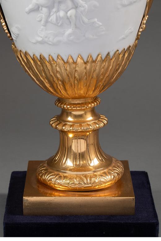 独角鹿西洋古董法国出品花叶纹铜鎏金精雕装饰神话小天使主题素胎瓷浮雕双耳花瓶一对 商品图4