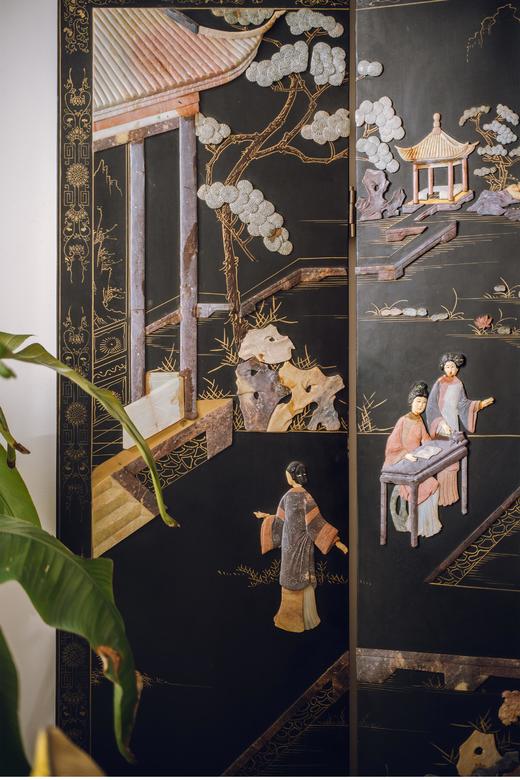 【已售】独角鹿西洋古董20世纪中国出品「庭院仕女」主题黑漆描金装饰寿山石镶嵌双面六曲隔断装饰屏风 商品图5