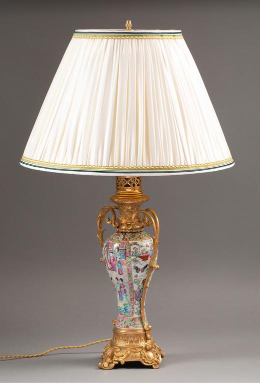 独角鹿西洋古董法国出品古典卷叶纹铜鎏金精雕底座嵌东方花鸟人物主题广彩瓷瓶装饰布面百褶灯罩台灯一对 商品图2