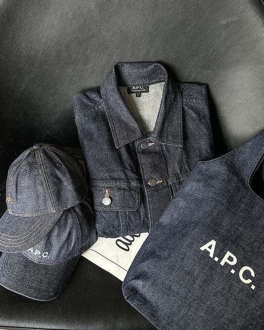现货 THS-无  APC家 源尾必入 丹宁牛仔外套QF093+简约通勤牛仔包 CQ1414 棒球帽 CN211 商品图6