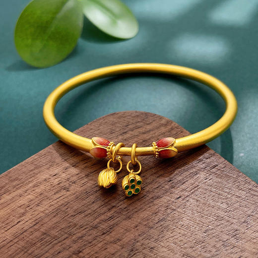 【限时克减150元】足金999 #复古风 #低温珐琅 #两世欢 古法空心固口手镯好运莲莲莲花莲蓬吊饰圆管手镯(YQGFSZ00521))预售产品下单后不退款不退货不换货不补差价 商品图0