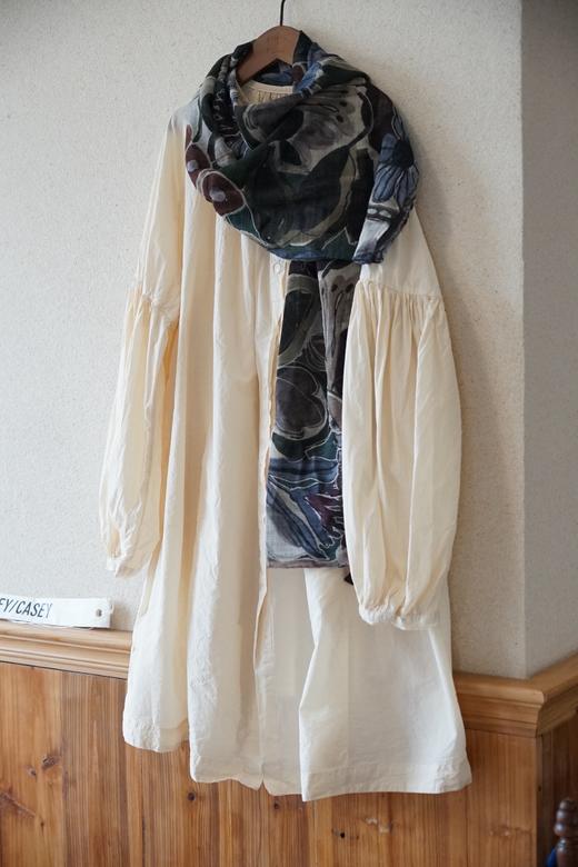 CASEY/CASEY 米色圆领纸感薄长款衬衫 商品图9