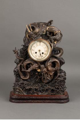 独角鹿西洋古董日本明治时期卷叶纹硬木精雕底座装饰东方盘龙主题镀金铜雕座钟古董钟表