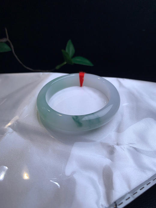 620737，52.6 飘花正圈手镯，11.9-8.8mm，牛奶白飘花镯子，腕间的山水。每一次转动手腕，犹如一抹游走的山水诗话 商品图5