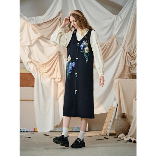 两三事梵高文艺花间梦影2025秋新款森系花朵图案毛织背带裙连衣裙 商品图3