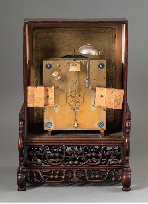 中国古董 中国清代出品藤蔓卷叶纹红木镂雕镶嵌缠枝花卉主题铜鎏金精雕插屏钟 商品图4