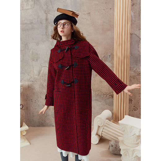 【暖冬内购】两三事 风旅日记 2025冬季新款复古红格子牛角扣连帽羊毛呢外套女 商品图2
