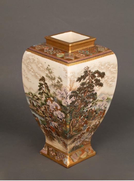 独角鹿西洋古董日本明治时期出品京都陶磁器合資会社岡本亮山款人物游园主题描金彩绘萨摩烧古董花瓶艺术摆件 商品图2