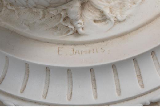 独角鹿西洋古董法国艺术家E. JAMMES签名出品铜鎏金精雕装饰维纳斯与丘比特主题素胎瓷浮雕带盖古董花瓶摆件 商品图6