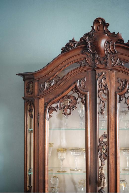 独角鹿西洋古董=法国出品路易十五风格花卉卷叶主题胡桃木精雕装饰玻璃展柜古董家具 商品图1