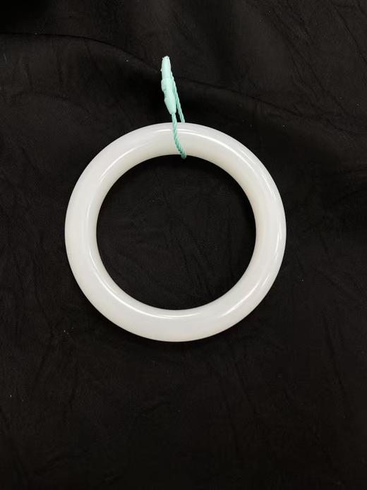 【于田产和田玉95料羊脂手镯】52圈口，49克出证书，发货1~5天，48小时鉴赏期 商品图0