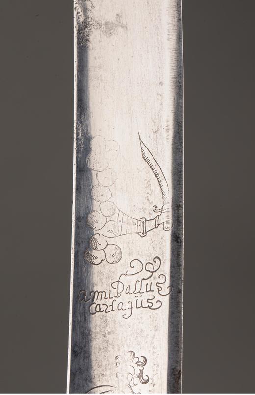 独角鹿西洋古董英国出品皮革刀鞘古典怪面主题纯银精雕刀柄装饰人物及铭文蚀刻钢制刀刃狩猎弯刀[未开刃] 商品图4