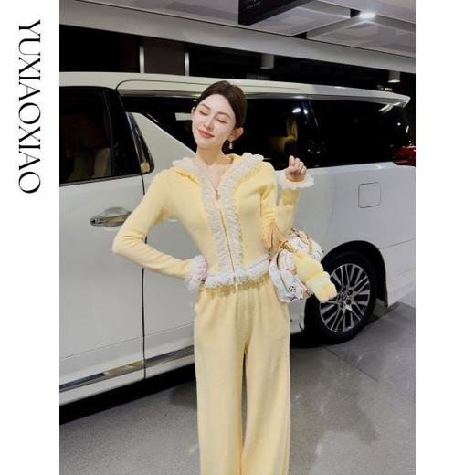 余潇潇【日光童话】抗起球时髦减龄重工花边连帽外套&休闲裤套装 商品图3