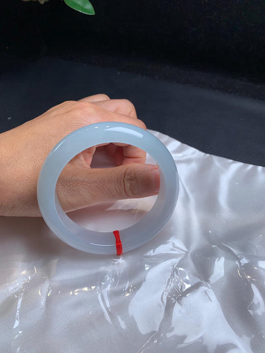 620738，55.8 晴底宽版正圈手镯，14.3-8.5mm，宽版手镯、整条带浅浅的底色，底子均匀干净完美，上手很大气！ 商品图5