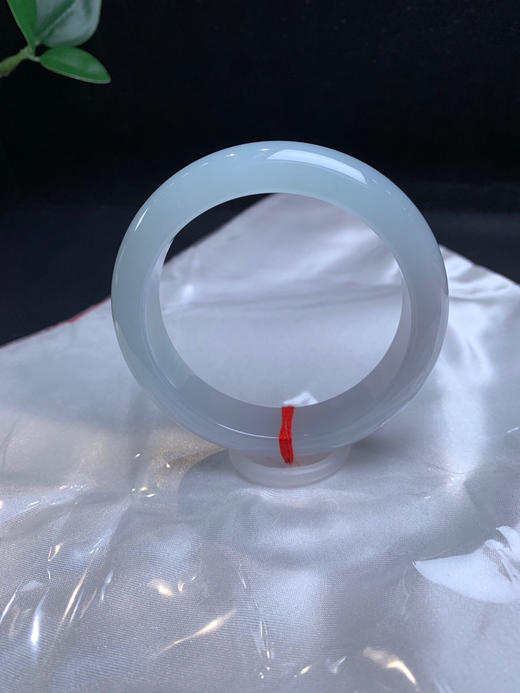 620738，55.8 晴底宽版正圈手镯，14.3-8.5mm，宽版手镯、整条带浅浅的底色，底子均匀干净完美，上手很大气！ 商品图4