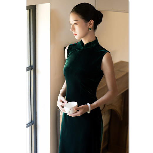 SYK262790 纯绿色丝绒长款无袖半开襟古法旗袍2025秋季新款改良年轻款旗袍裙 商品图0