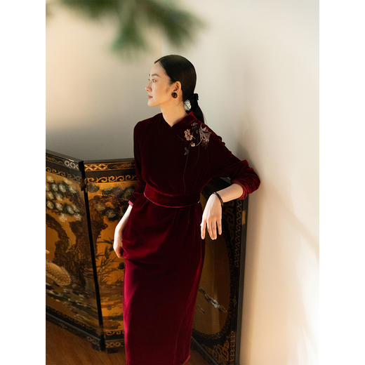 牧衣游原创 丝绒手工刺绣连衣裙女秋季红色宽松中式改良旗袍 苍陌 商品图2