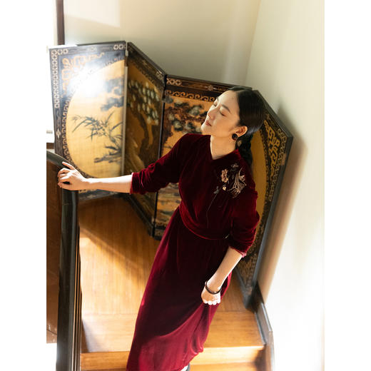 牧衣游原创 丝绒手工刺绣连衣裙女秋季红色宽松中式改良旗袍 苍陌 商品图1