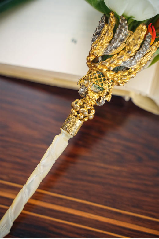 独角鹿西洋古董1850-1880年代法国出品麦穗主题铜鎏金精雕母贝手柄捧花棒 商品图4