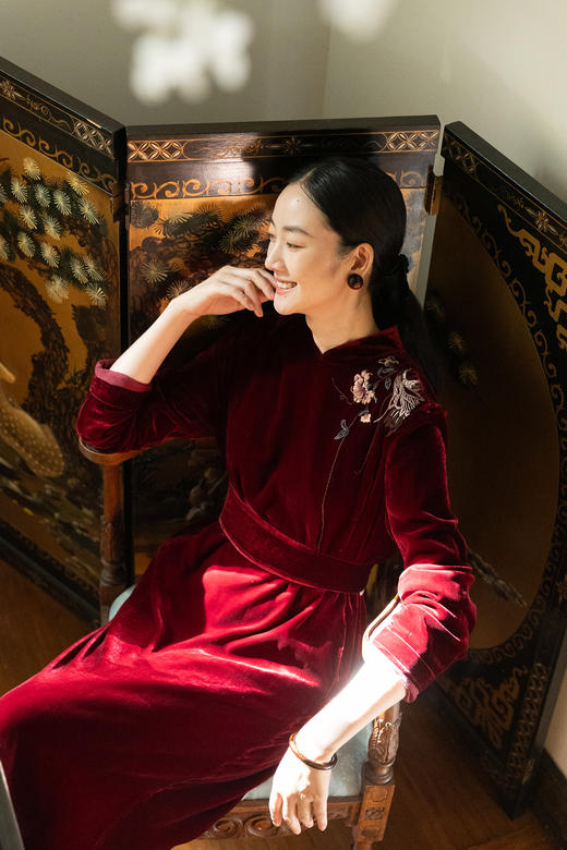 牧衣游原创 丝绒手工刺绣连衣裙女秋季红色宽松中式改良旗袍 苍陌 商品图5