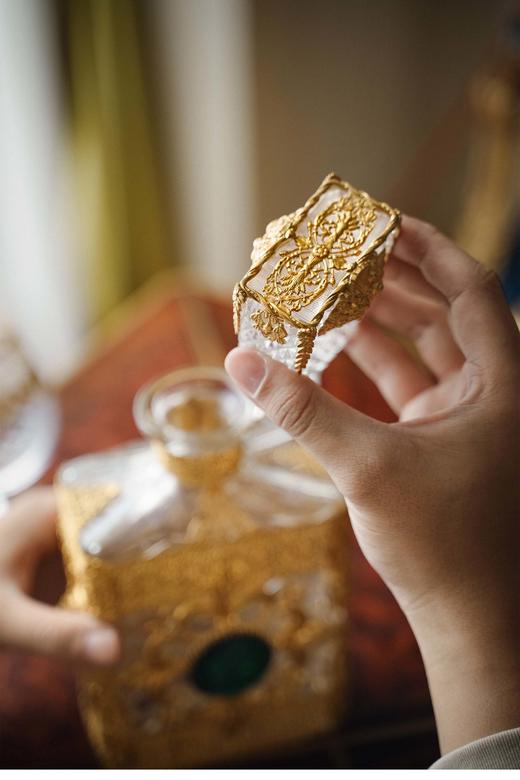 独角鹿西洋古董法国出品繁花卷叶纹铜鎏金精雕镶嵌古典女子肖像主题卡梅奥装饰水晶烈酒瓶 商品图2
