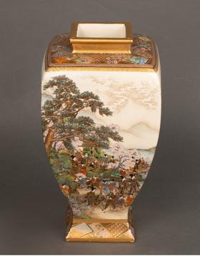 独角鹿西洋古董日本明治时期出品京都陶磁器合資会社岡本亮山款人物游园主题描金彩绘萨摩烧古董花瓶艺术摆件