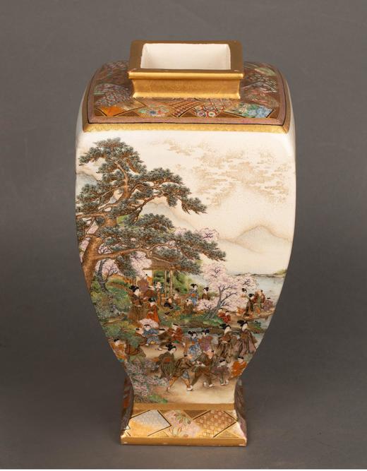 独角鹿西洋古董日本明治时期出品京都陶磁器合資会社岡本亮山款人物游园主题描金彩绘萨摩烧古董花瓶艺术摆件 商品图0