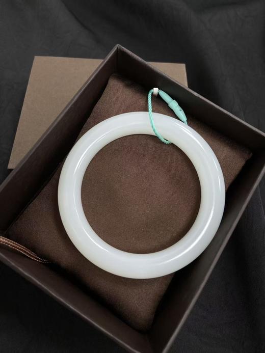 【于田产和田玉95料羊脂手镯】52圈口，49克出证书，发货1~5天，48小时鉴赏期 商品图2